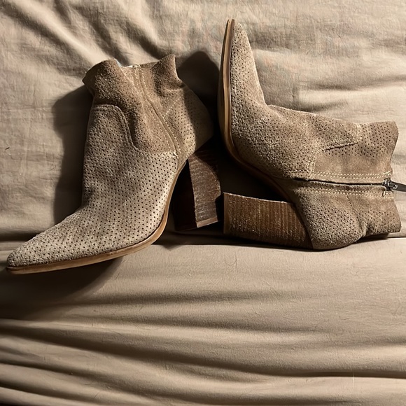 Vince Camuto | Cava Perforated Pointy Toe Boot - Picture 4 of 4